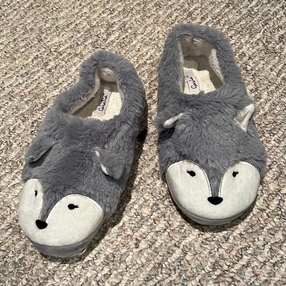 Shoes - Wolf cozy slippers.
